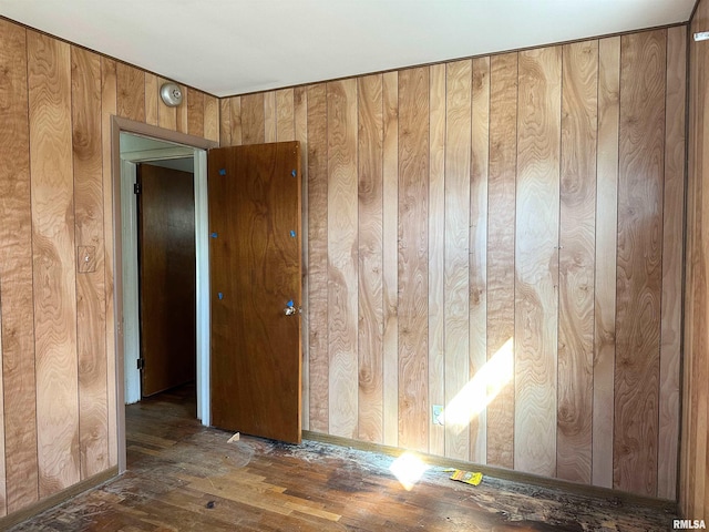607 S Skyline Dr, Carbondale, IL 62901 - empty room featuring wood-type flooring