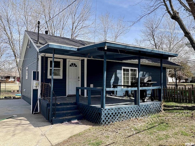 710 S Maple St, Cambria, IL 62915 - bungalow-style home with fence