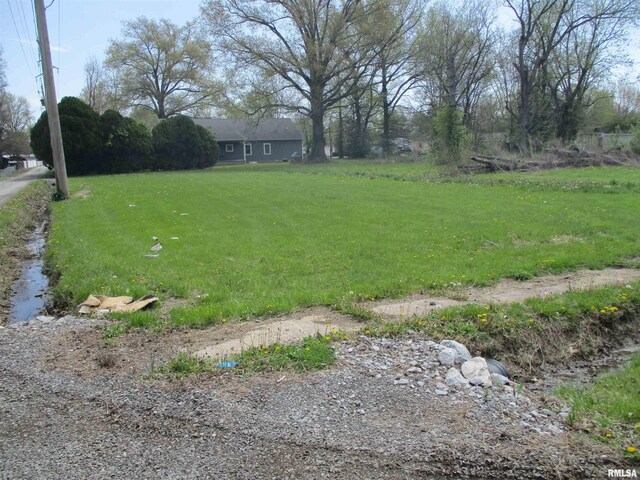 910 N Commercial St, Benton, IL 62812