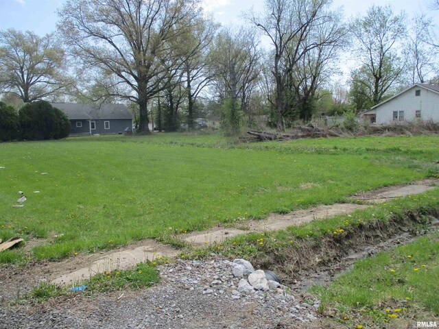 910 N Commercial St, Benton, IL 62812