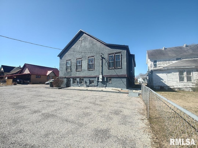 view of front of property featuring stucco siding and fence