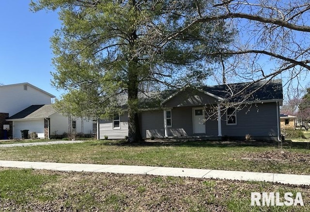 ranch-style house featuring a front yard