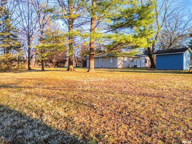 view of yard featuring an outdoor structure and a shed