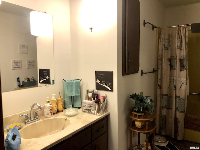 full bathroom featuring a shower with curtain and vanity