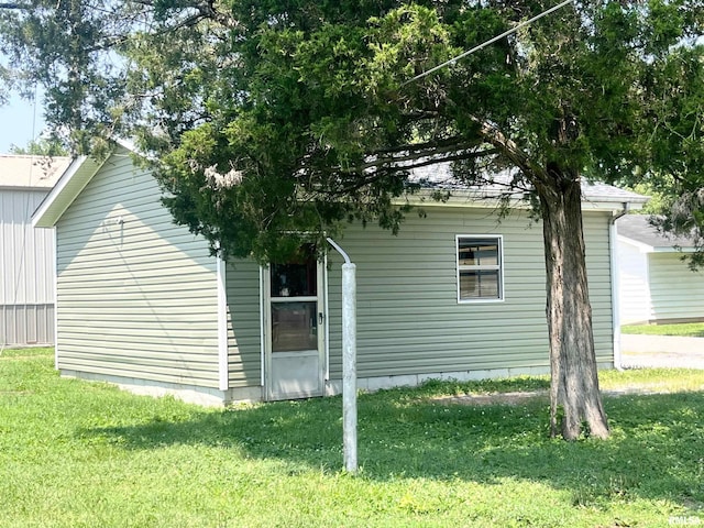 421 N 18th St, Herrin, IL 62948 - view of side of home featuring a yard