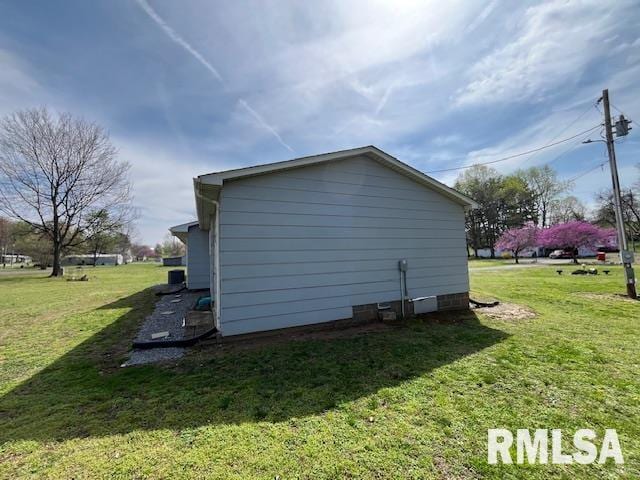188 W Honeysuckle Dr, Elizabethtown, IL 62931 - view of home's exterior with a yard