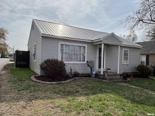 205 N Bentley St, Marion, IL 62959 - view of front facade with metal roof and a front yard