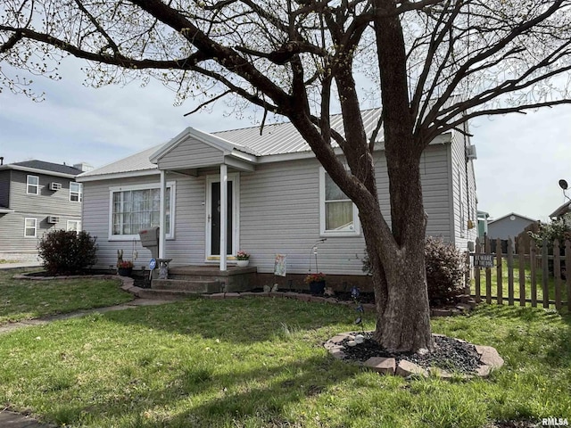 205 N Bentley St, Marion, IL 62959 - view of front of property featuring metal roof, fence, and a front lawn