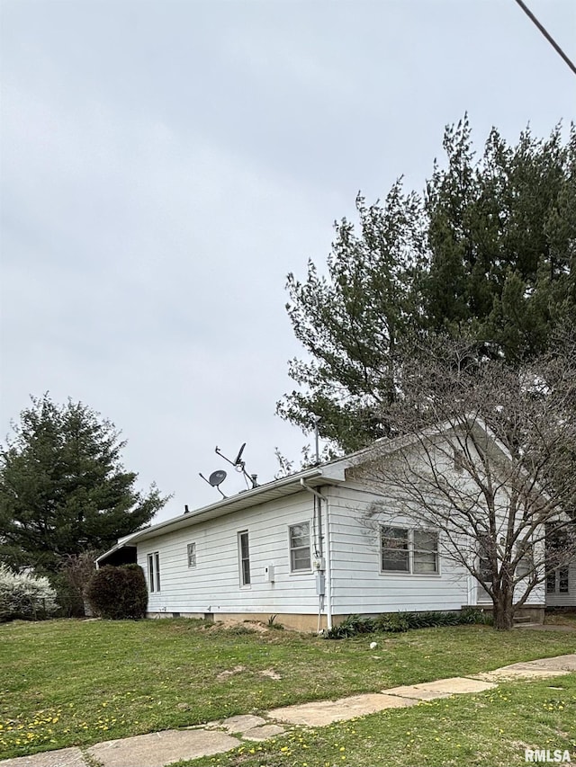 303 S Emma St, Christopher, IL 62822 - view of front of house with a front yard