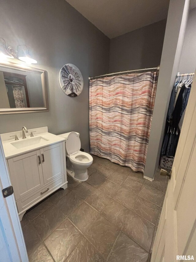17116 Old Town Dr, Sesser, IL 62884 - full bath featuring toilet, vanity, and a shower with curtain