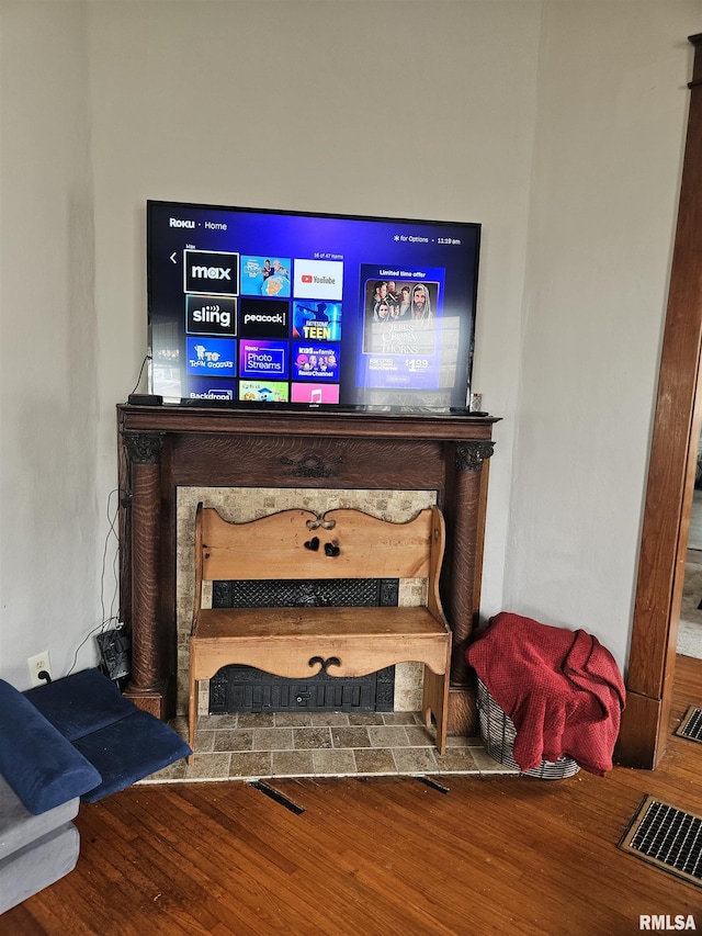 107 W Lincoln St, Harrisburg, IL 62946 - room details featuring visible vents and wood finished floors