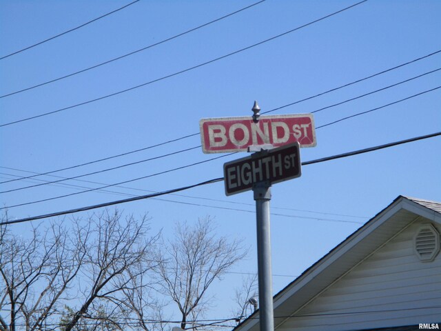 1111 E Bond St, Benton, IL 62812