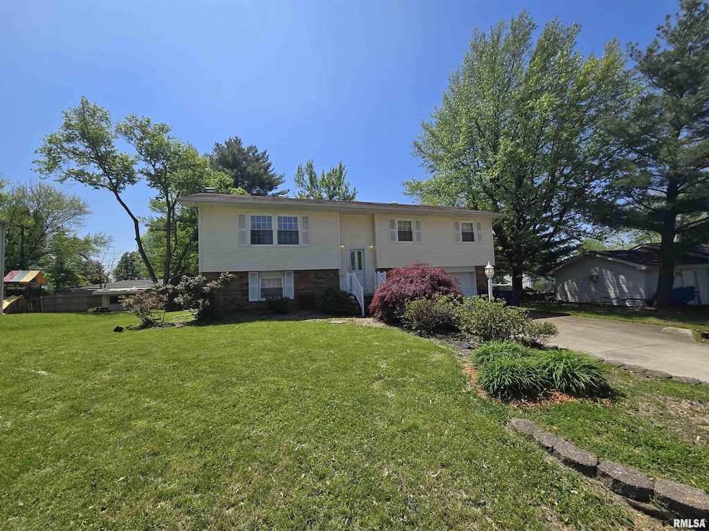 7 Circle Dr, Mount Vernon, IL 62864 - bi-level home featuring concrete driveway, a front yard, and a garage
