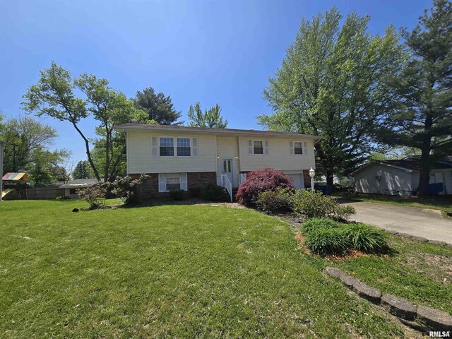 7 Circle Dr, Mount Vernon, IL 62864 - bi-level home featuring concrete driveway, a front yard, and a garage