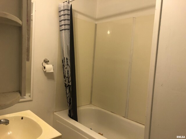 11648 Trolley Line Rd, Marion, IL 62959 - bathroom with shower / tub combo with curtain