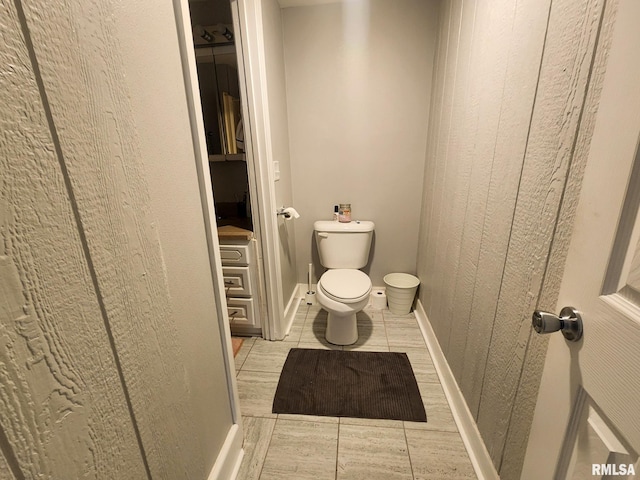 609 S Poplar St, Carbondale, IL 62901 - bathroom with baseboards and toilet