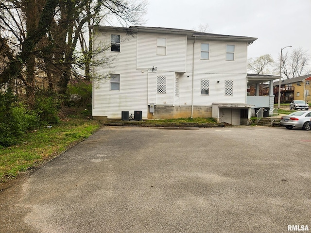 609 S Poplar St, Carbondale, IL 62901 - rear view of house featuring central AC unit