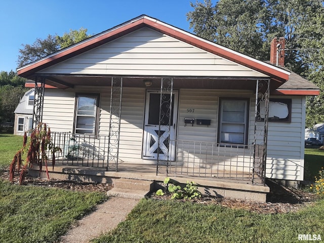 507 W Sylvia Ave, Christopher, IL 62822 - bungalow-style house featuring a chimney and covered porch