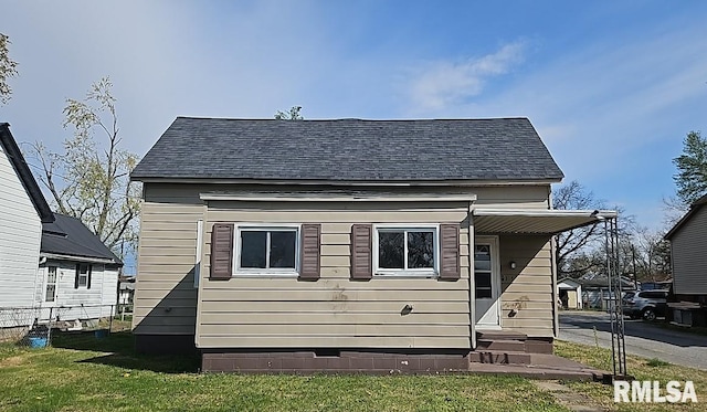 318 W Raymond St, Harrisburg, IL 62946 - view of front of property featuring roof with shingles and a front yard
