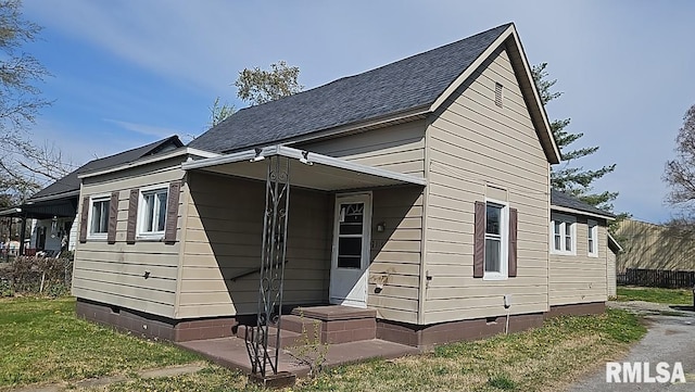 318 W Raymond St, Harrisburg, IL 62946 - bungalow-style home with a shingled roof and crawl space