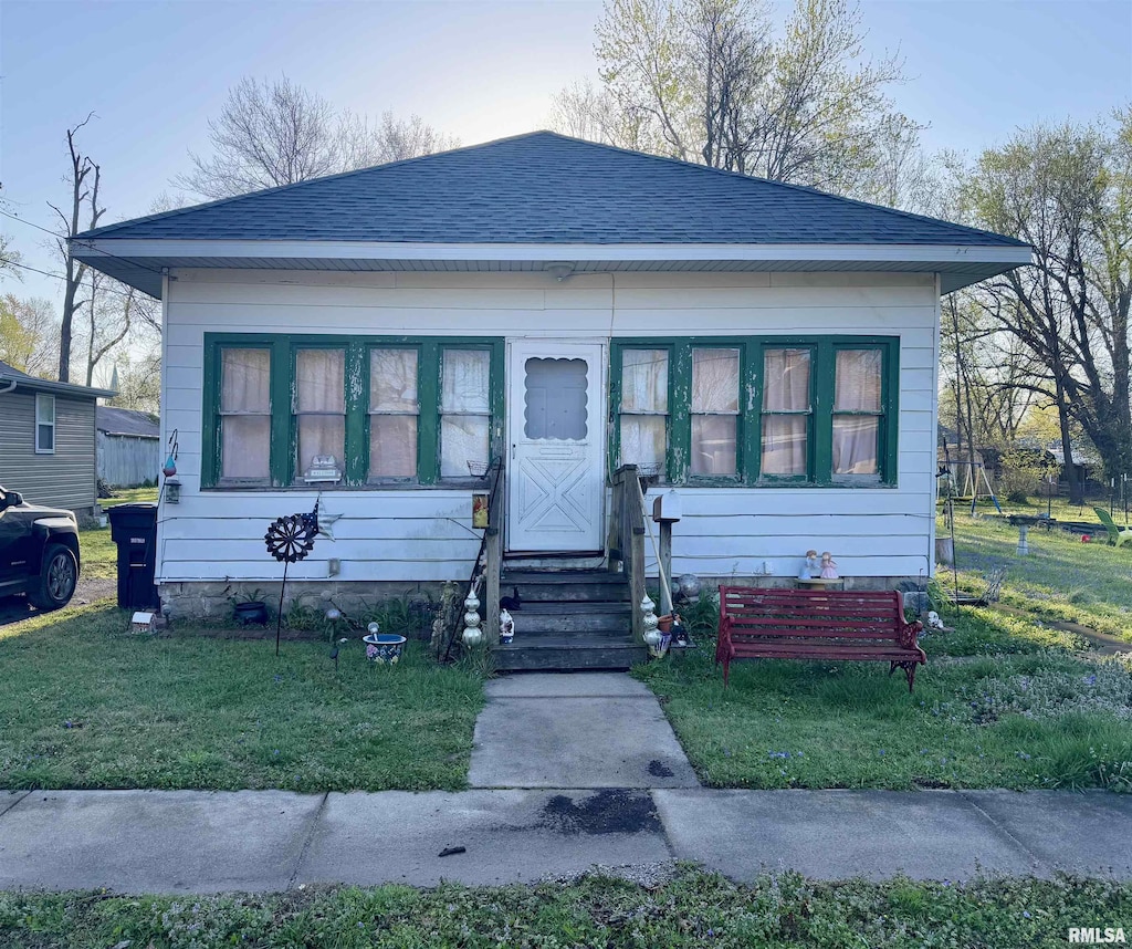 218 S Vincent St, Salem, IL 62881 - bungalow-style house with roof with shingles, entry steps, and a front lawn