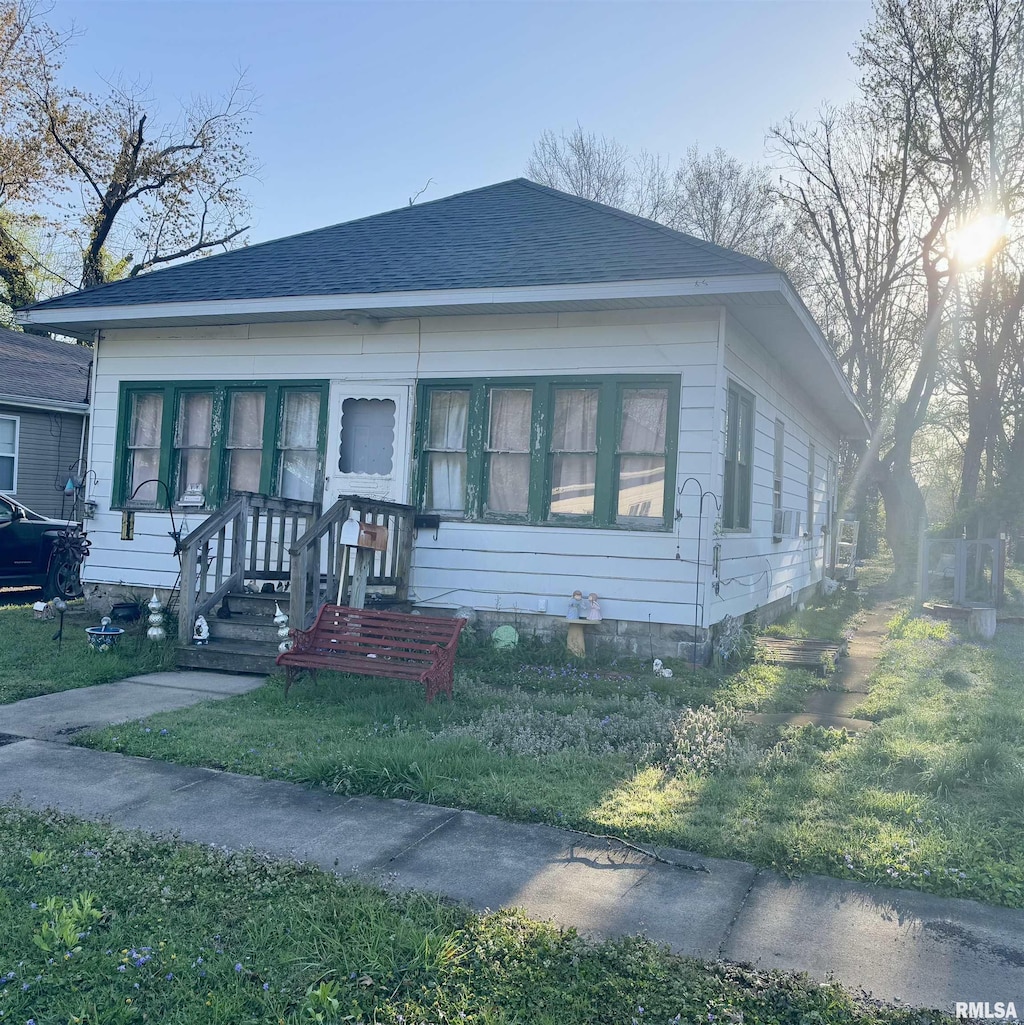 218 S Vincent St, Salem, IL 62881 - bungalow with roof with shingles and a front lawn