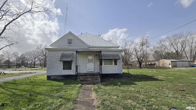 205 Shaw St, Harrisburg, IL 62946 - view of front facade featuring a front yard and metal roof