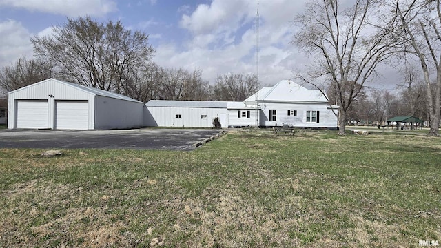 205 Shaw St, Harrisburg, IL 62946 - view of front of home featuring a front lawn and a detached garage