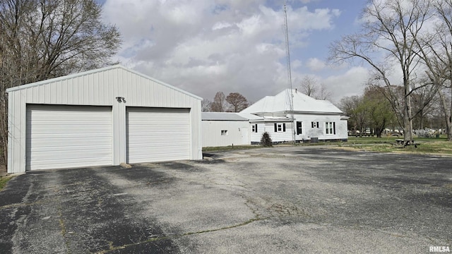 205 Shaw St, Harrisburg, IL 62946 - view of detached garage