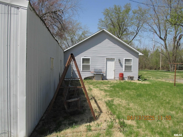 229 S James St, Centralia, IL 62801 - back of house featuring a lawn