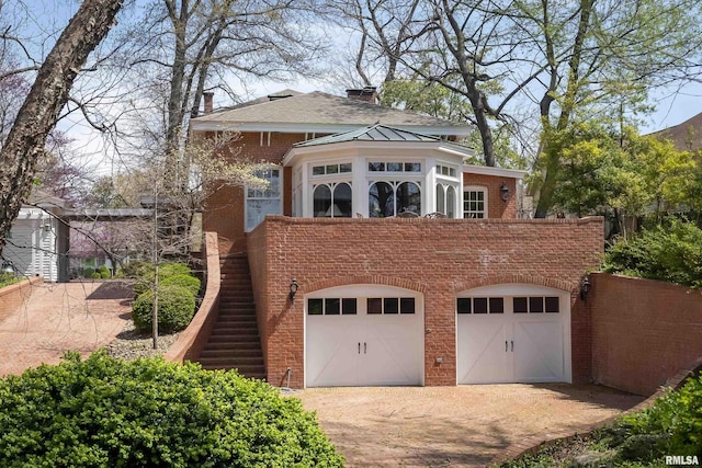 garage featuring dirt driveway