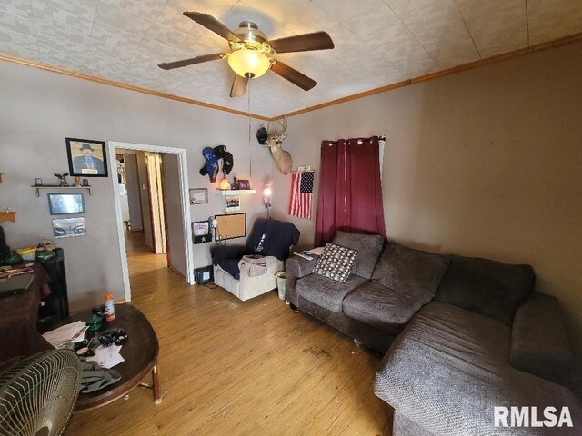 living room featuring crown molding, a ceiling fan, and wood finished floors