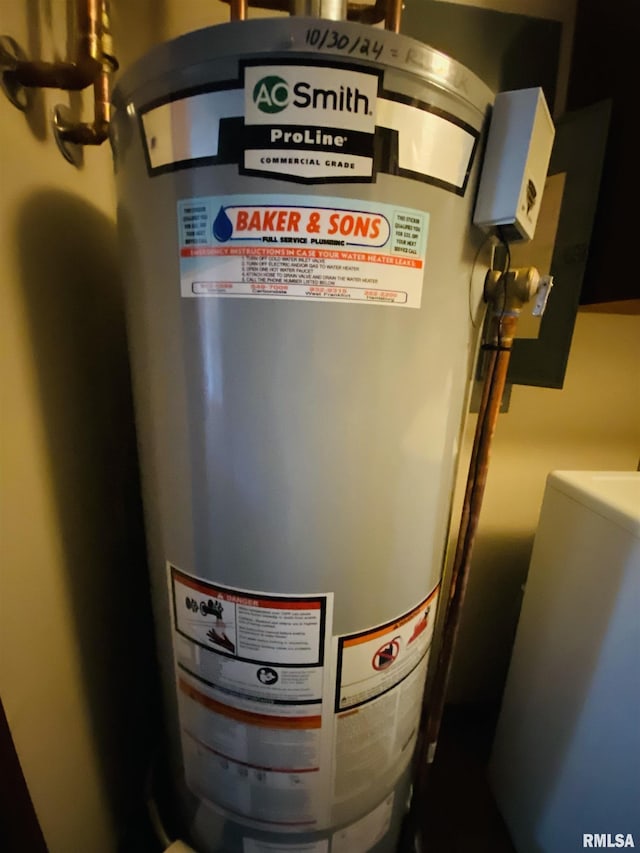 214 W Locust St, Harrisburg, IL 62946 - utility room with gas water heater and washer / clothes dryer