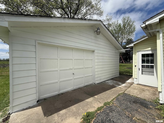 531 N Bush Ave, Hurst, IL 62949 - detached garage with aphalt driveway