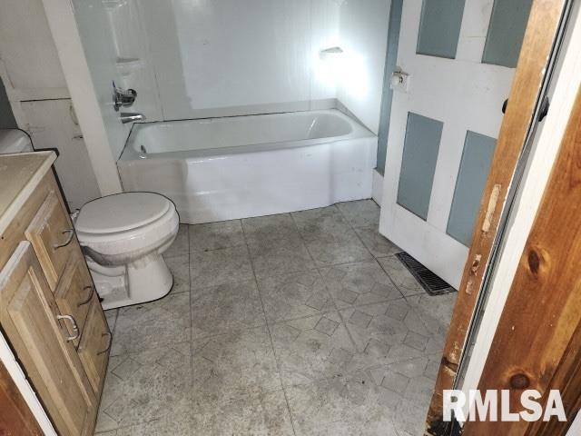 317 N Washington St, Sparta, IL 62286 - full bathroom featuring toilet, vanity, and shower / tub combination