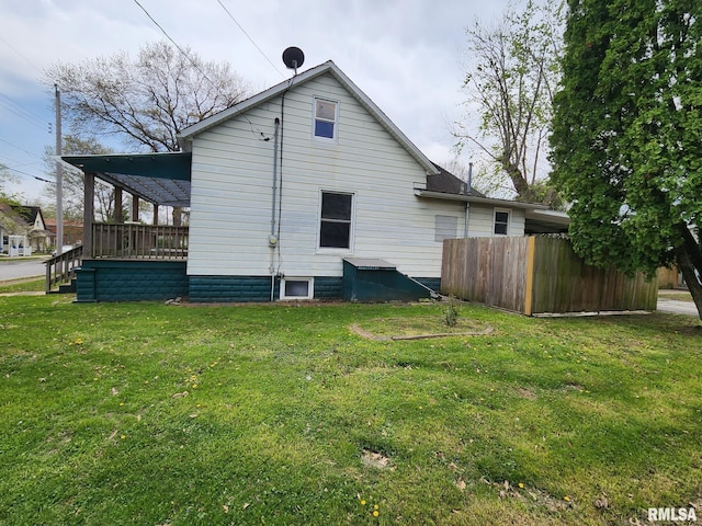 317 N Washington St, Sparta, IL 62286 - rear view of house featuring a yard and fence