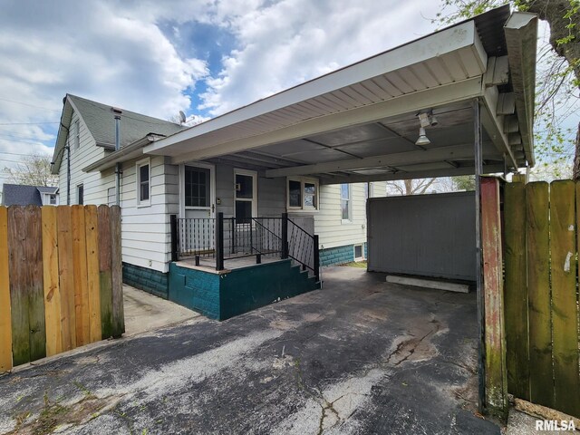 317 N Washington St, Sparta, IL 62286 - view of front of home featuring fence and a carport