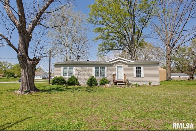 102 E Woolcott St, Harrisburg, IL 62946 - manufactured / mobile home with a front yard
