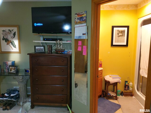 bedroom featuring ceiling fan, light carpet, and a closet