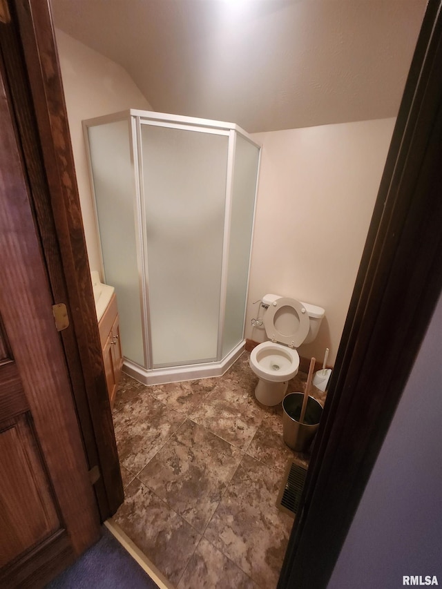 bathroom featuring a shower stall, vaulted ceiling, toilet, and visible vents