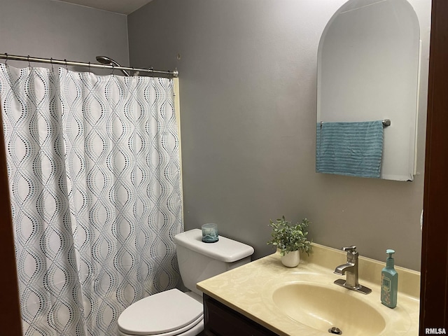 full bath featuring vanity, a shower with shower curtain, and toilet
