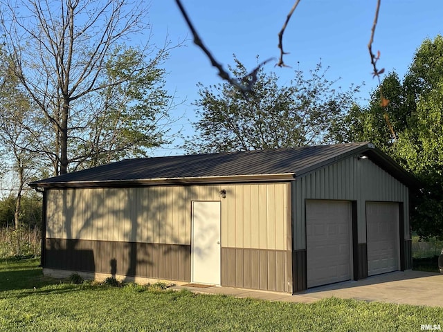 view of outdoor structure featuring an outdoor structure