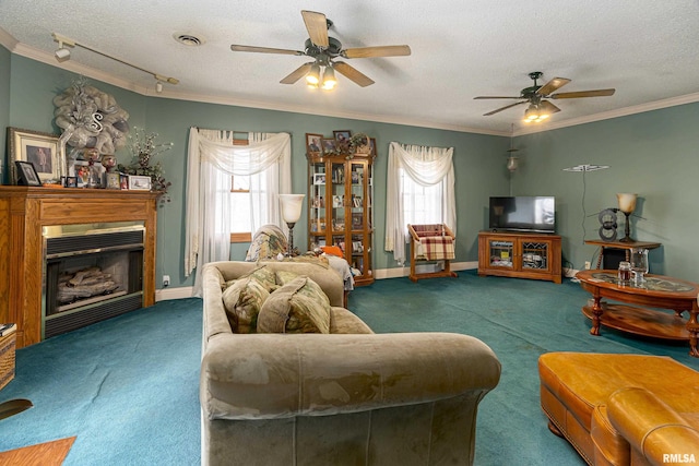 living area featuring carpet floors, a textured ceiling, and ceiling fan