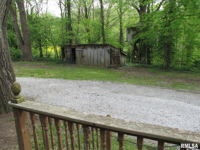 view of yard with an outdoor structure