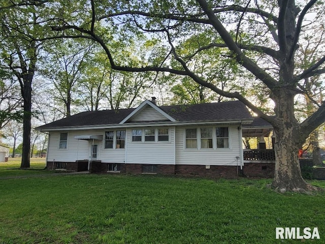 view of front of house featuring entry steps, a front lawn, and roof with shingles