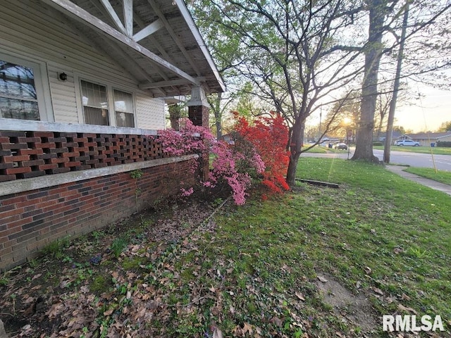 view of yard at dusk