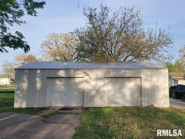 view of detached garage