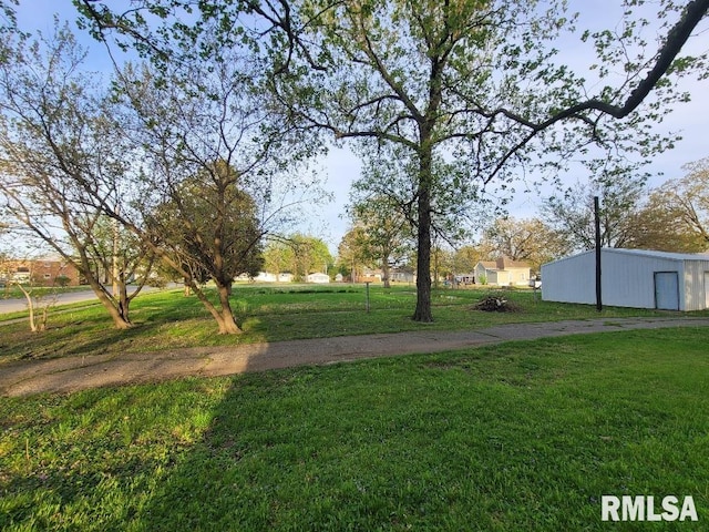 view of yard featuring an outdoor structure and a pole building