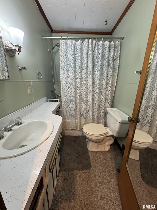 full bath featuring ornamental molding, a shower with curtain, toilet, and vanity