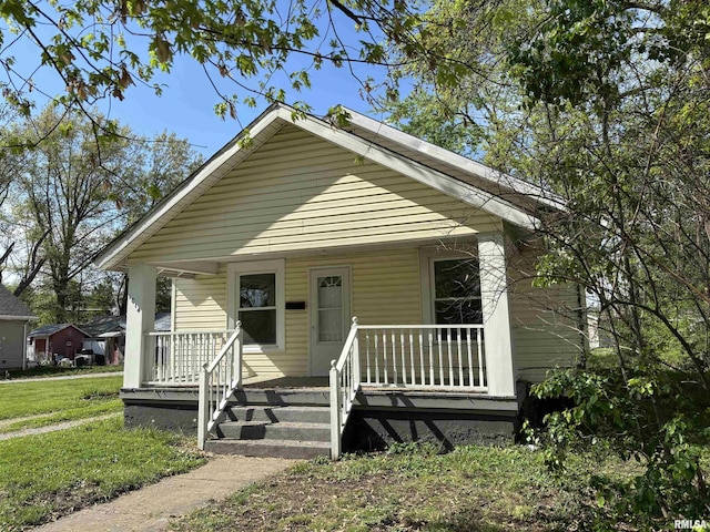 1014 E Broadway St, Centralia, IL 62801 - view of front of home with a porch and a front yard